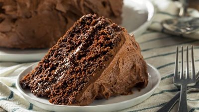 كيك الشوكولاتة الهش.. وصفة مميزة لكل المناسبات بطريقة سهلة