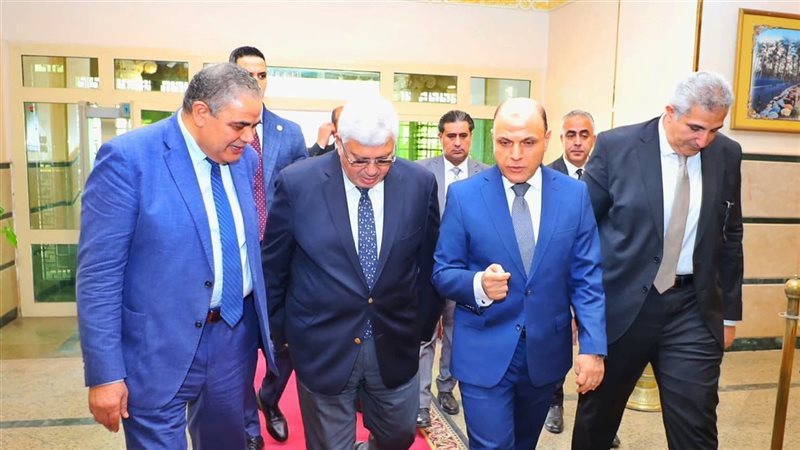 أثناء استقبال وزير
