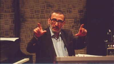 وحيداً يأكل البيتزا.. انتشار صورة لزياد الرحباني قبل وفاته تثير الجدل 