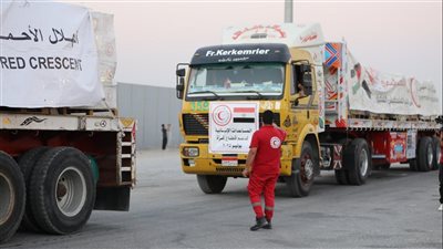 «زاد العزة من مصر لغزة».. الهلال الأحمر يستمر في الدفع بالمساعدات الإنسانية