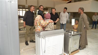 في لفتة إنسانية.. محافظ أسيوط يسلم جهاز عروس لفتاة غير قادرة