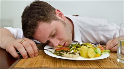 الخمول بعد الغداء يقلل نشاطك؟ إليك الأسباب والحلول الصحية