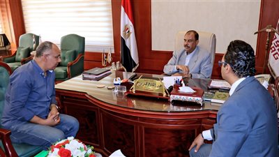 محافظ سوهاج يناقش الموقف التنفيذي لمستشفيات المحافظة ويوجه بسرعة وتيرة العمل 