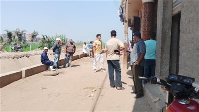 كارثة في عزبة الباذرجى.. مواطن يوقف توصيل الصرف الصحي ويتحدى القانون