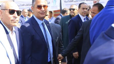 تخفيضات تصل لـ 50%.. محافظ القاهرة يفتتح «سوق اليوم الواحد» بالجمالية