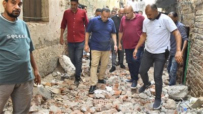 بعد وفاة مسنة وإصابة آخر.. محافظ أسيوط يتفقد المنزل المنهار بمنطقة الفواخير