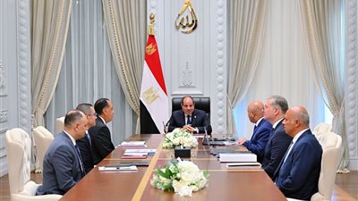 السيسي يجتمع مع مدبولي ووزيري النقل والبترول لمتابعة مستجدات المشروعات 