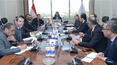 وزير التموين يعقد اجتماعًا مع