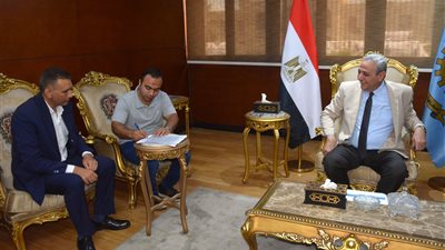 رحلة كفاح وإصرار.. محافظ الغربية يكرم آلاء ويوفر عملًا لشقيقها السند