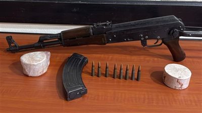 القبض على شابين بحوزتهما صفقة أسلحة وذخيرة ومخدرات داخل سيارة في قنا