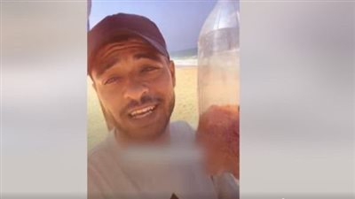 صياد فلسطيني يكشف العثور على زجاجات طعام في البحر ويشكر الشعب المصري