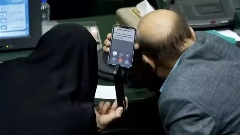 نائبان إيرانيان يستخدمان
