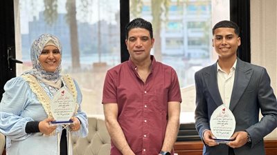 قصة كفاح تُتوج بالتكريم..نائب محافظ سوهاج يكرم سيدة وابنها اجتازا الثانوية معا