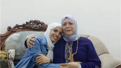 «العلم مالوش سن».. عزة السيد أكبر طالبة ثانوية تحقق حلمها بعمر الـ57 