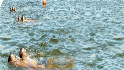 إجراءات السلامة في المصايف والتعامل مع المياه.. مدير فني الإنقاذ يجيب