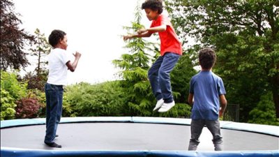 كسور وإصابات في الرقبة.. مخاطر من لعبة الترامبولين للأطفال