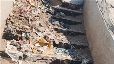 سلالم متهالكة تهدد حياة المواطنين على طريق بنها – الرملة.. ومناشدات للتدخل 