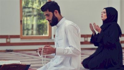 هل صلاة الرجل بزوجته في البيت لها نفس ثواب الجماعة؟ الإفتاء توضح