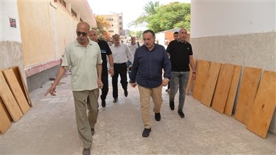 محافظ أسيوط يتفقد مبادرة إعادة تدوير الرواكد الخشبية بمدرسة الزخرفية  