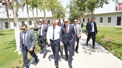 وزير العمل يُسلم شهادات لخريجي دورات تدريب مجانية في مجالات الخدمات البترولية 