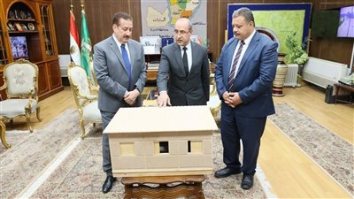 محافظ المنوفية يطلع على نموذج تجريبي 
