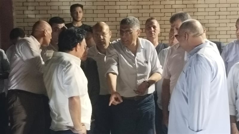 المحافظ أثناء متابعة