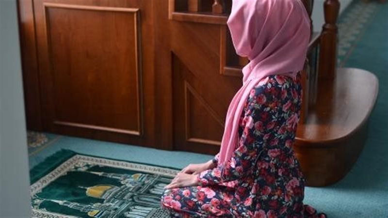 حكم صلاة المرأة في