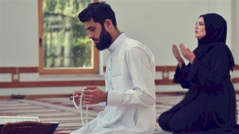صلاة الرجل بزوجته