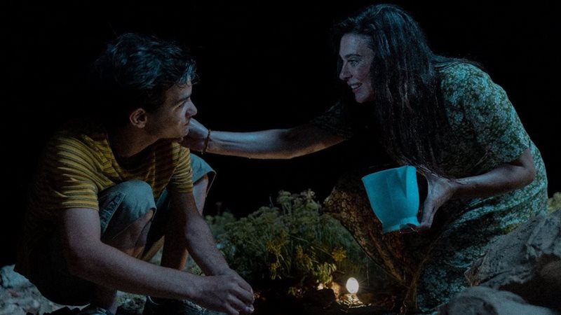 من وراء الموج 