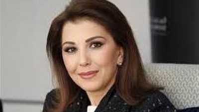 لحظة تواضع وإنسانية.. ماجدة الرومي تجلس أرضاً أثناء تقديم واجب العزاء لفيروز 