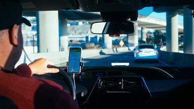 حوادث النقل الذكي تتكرر.. سائق يخلع ملابسه ويترك فتاة وحيدة على الطريق 