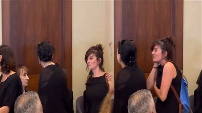 فتاة تقوم بتصرف غريب أمام فيروز في عزاء زياد الرحباني.. ما القصة؟