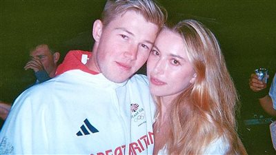 ابنة ستيف جوبز تتزوج من البطل الأولمبي هاري تشارلز في حفل زفاف في كوتسوولدز