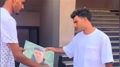 مشجع أهلاوي يهدي اللاعب زيزو بورتريه بعد مران اليوم