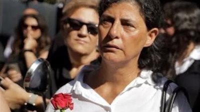 ظهرت بوردة حمراء.. من هي المناضلة سهى بشارة بعد ظهورها في جنازة زياد الرحباني؟