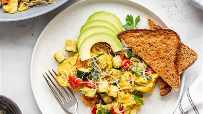 طريقة عمل فطور صحي بالبيض والخضروات.. وصفة سهلة وبسيطة