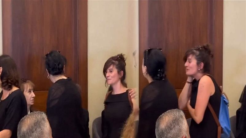 فتاة تحاول إحتضان