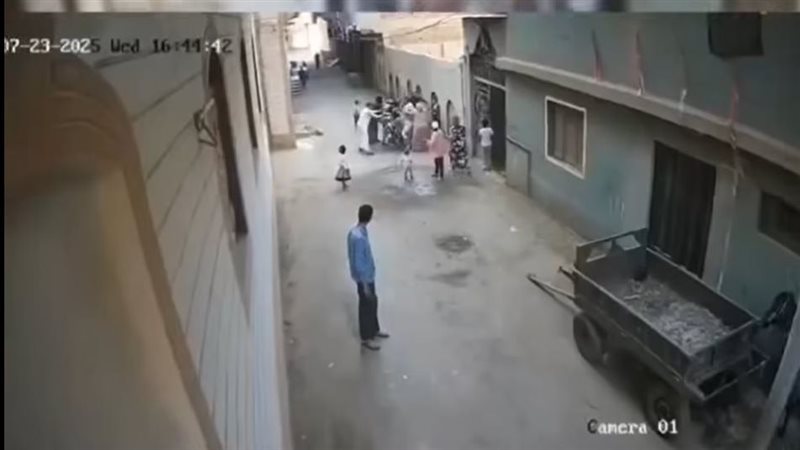 شاب يصيب سيدة بحجر