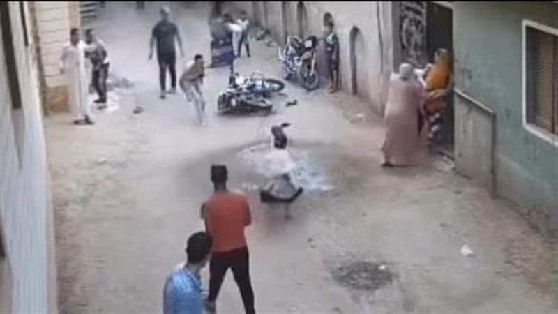 شاب يصيب سيدة بحجر