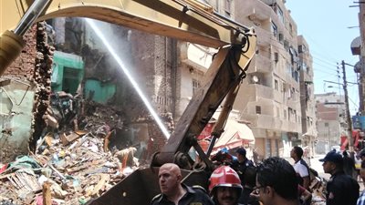 انتشال جثمان سيدة مسنة ونجلها من تحت أنقاض العقار المنهار بطنطا