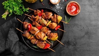 الشيش طاووق وصفة شرقية سهلة تزيّن الموائد بنكهات مشوية لا تُقاوم