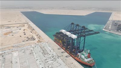 وصول أول دفعة من الأوناش العملاقة إلى محطة «هاتشيسون» بميناء السخنة