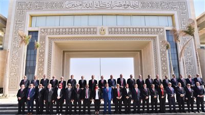 مرشحو حماة الوطن لانتخابات الشيوخ يلتقطون صورا تذكارية أمام ساحة الشعب 