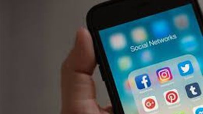 الأزواج على السوشيال ميديا: حب معلن أم تمثيل مرهق؟