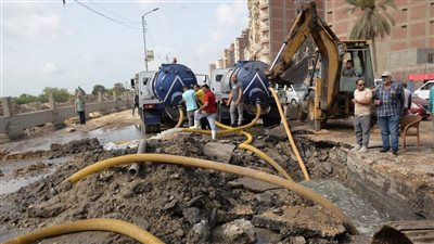 كسر مفاجئ يضرب خط المياه الرئيسى بشارع ترعة المنصورية بالدقهلية 