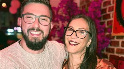 امرأة توافق على طلب الزواج من حبيبها بعد أن تقدم لها 43 مرة