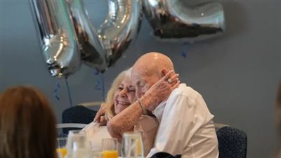 معمر أميريكي وبطل الحرب العالمية الثانية يحتفل بعيد ميلادها الـ 102