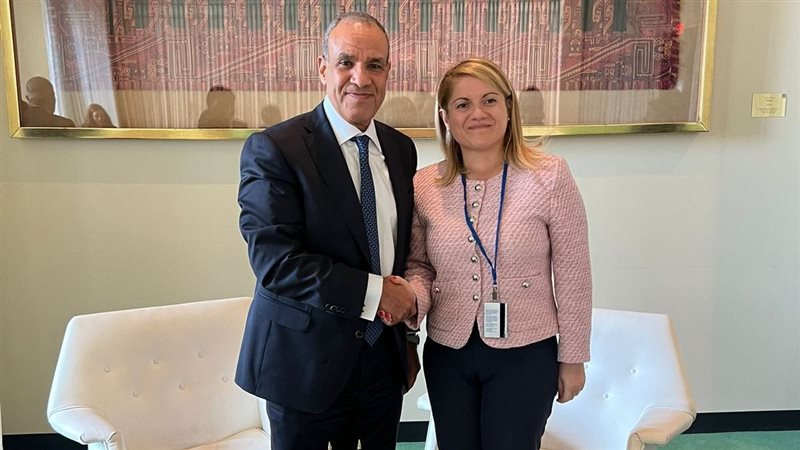 وزير الخارجية مع