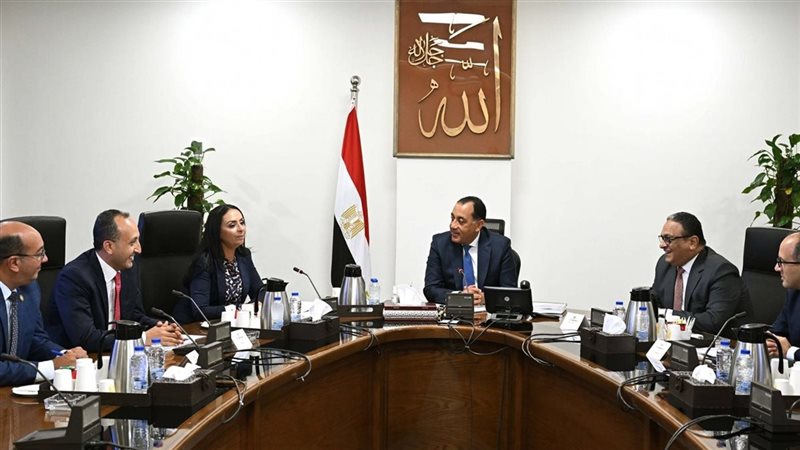 رئيس الوزراء مع وزيرة
