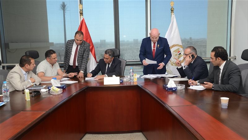 وزير التموين يلتقي